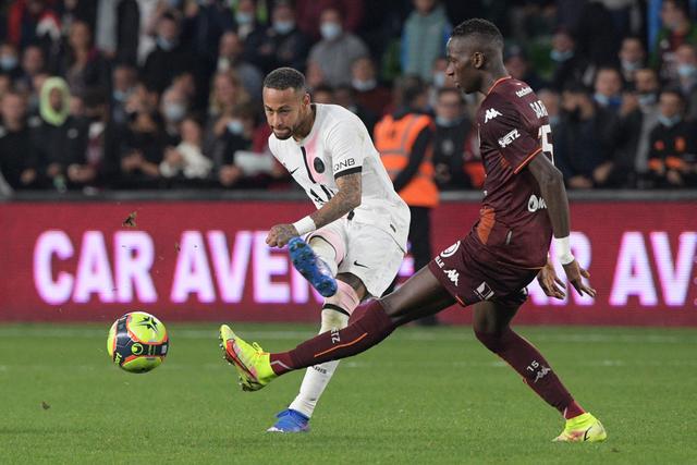 罗德里戈绯闻女友晒沙滩健美照 川字腹肌配小麦色