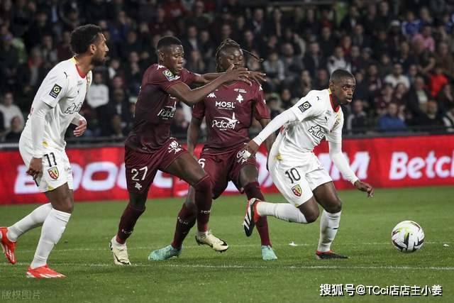 罗德里戈绯闻女友晒沙滩健美照 川字腹肌配小麦色